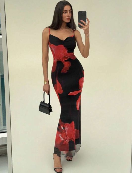 Дамска черна рокля с червени цветя