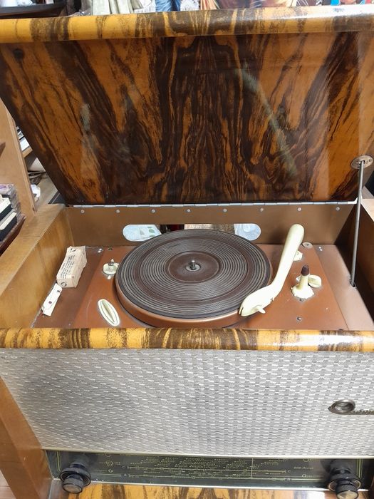 Музыкальный проигрыватель эпохи СССР