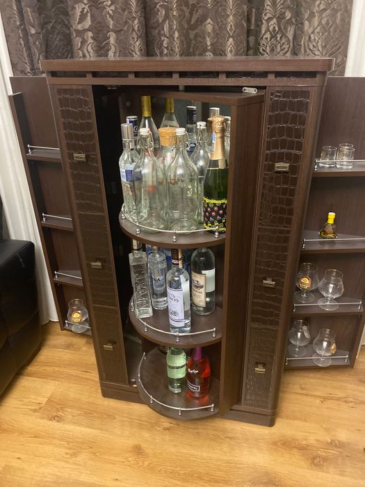 Продам барный шкаф