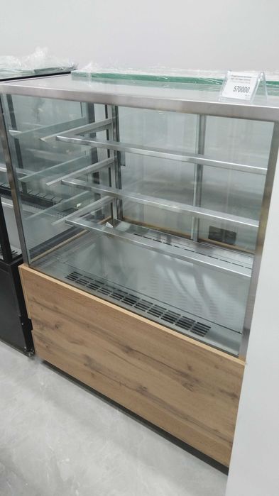Новый витринный холодильник