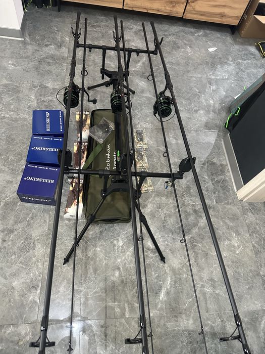 Set pescuit crap complet – 3 lansete FL 3.90m + Reelsking TM10000 + Rod Pod Robinhan 3 posturi