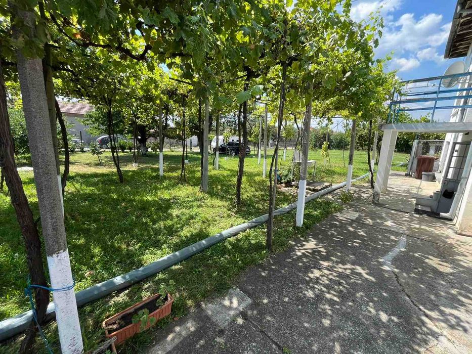 Къща с 3 спални и двор 1400 кв.м. за продажба близо до Казанлък