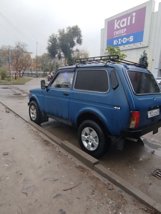 Машина нива 2002 года