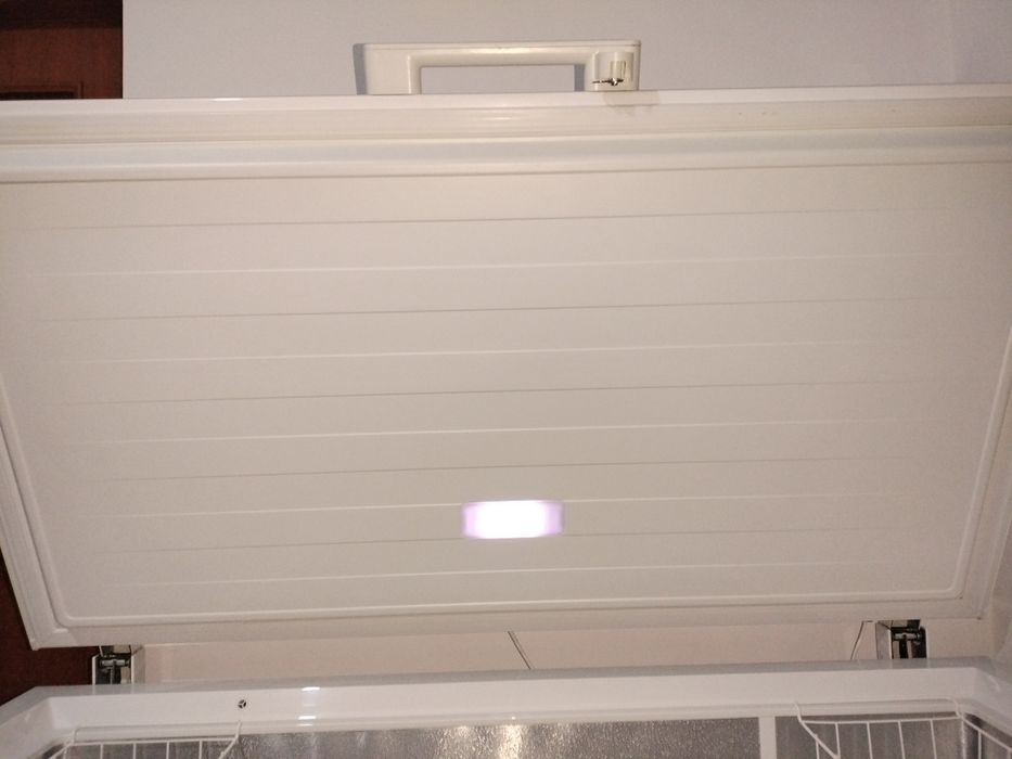 Vând Ladă Frigorifică Hisense, Capacitate 384L, Model FC499D4AW1.