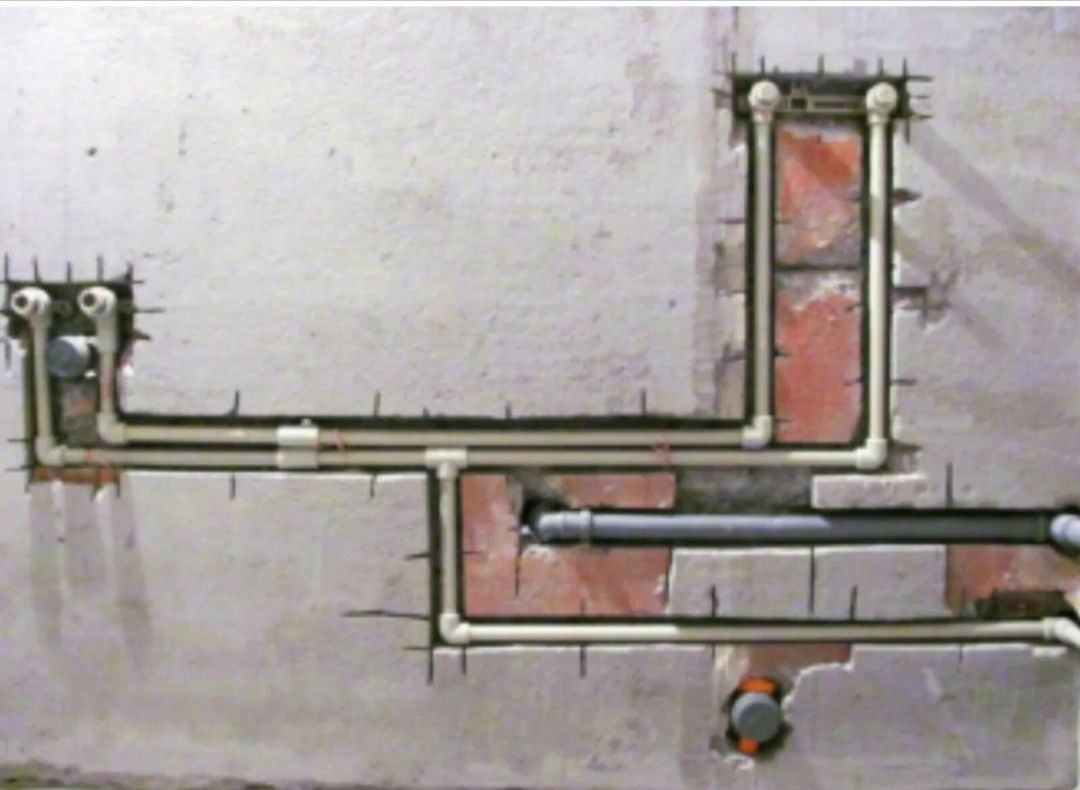 Прокладка трубопроводов в стене. Штробление под 110 канализационную. Прокладка сантехнических труб в ванной. Прокладка труб водоснабжения в стене. Трубы на стене.