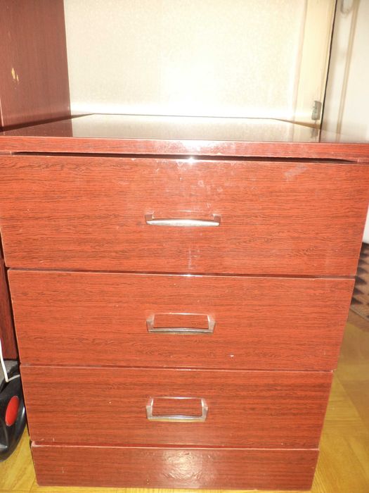 тумбы полированные, столешница, дверцы от тумбочек