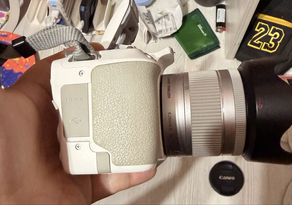Canon EOS 200D уникального белого цвета