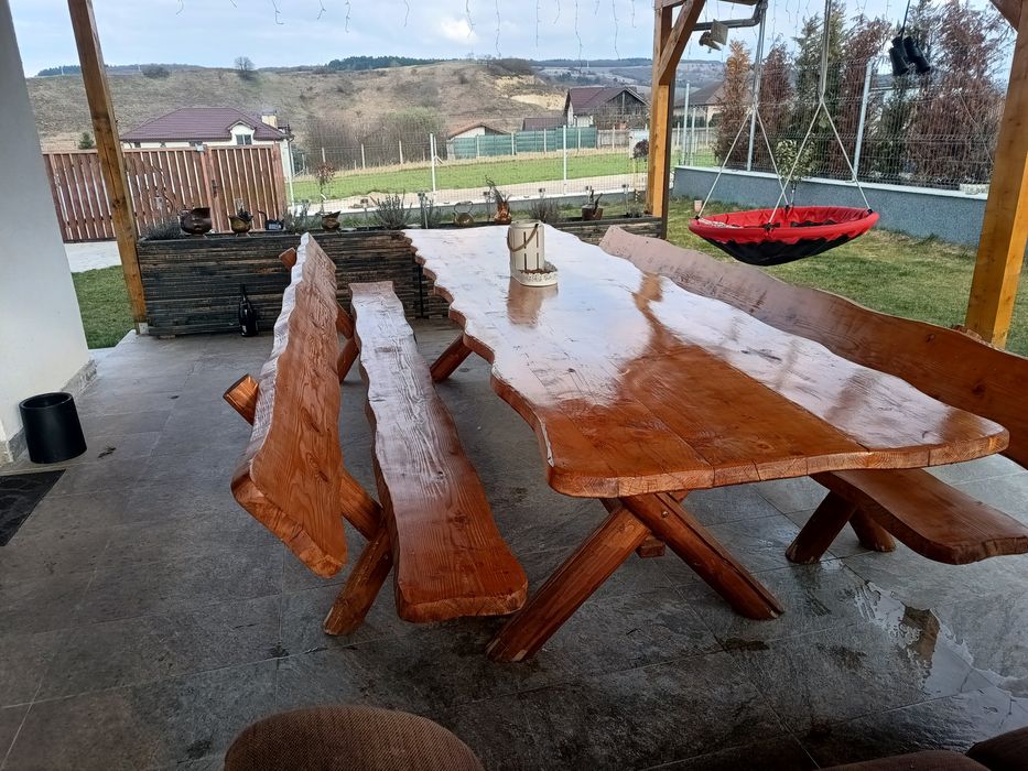 Vind masa si 2 banci din lemn , pentru  terasa