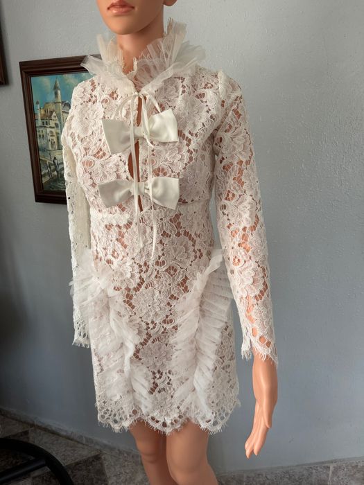 Бяла рокля Avin с дантела