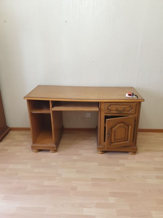 Набор мебели шифоньер, шкаф -витрина, стол. Румыния. Торг уместен.