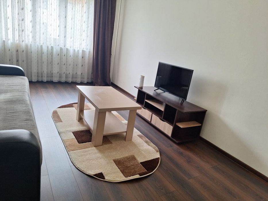 Închiriez apartament cu doua camere,in zona centrala.