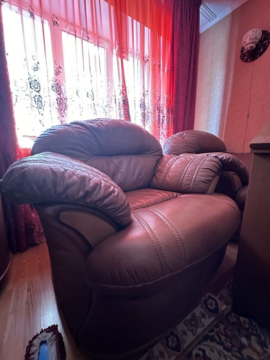 Кожаный диван и 2 кресла
