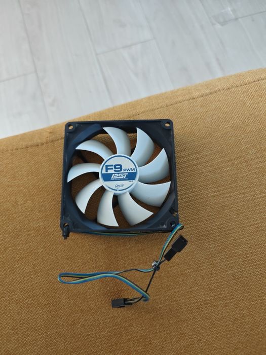 Ventilator Arctic F9 PWM PST, 92mm, 4-pin cu daisy-chain