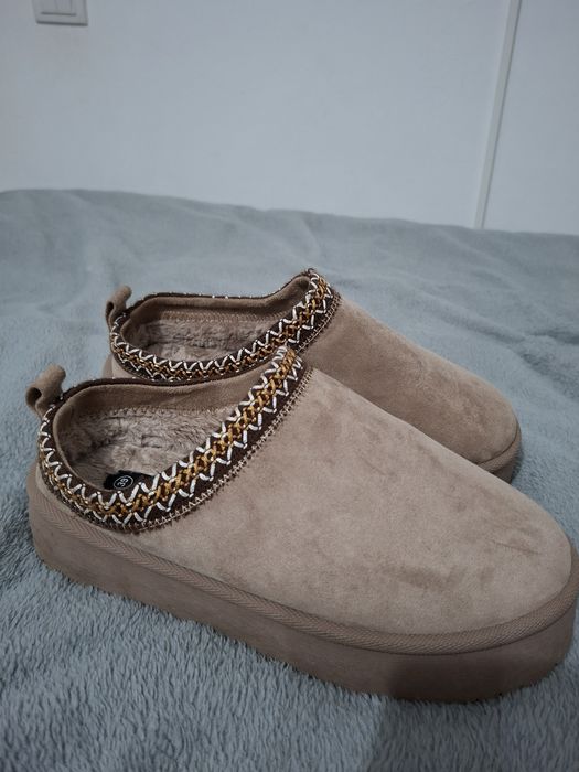 Vând papuci închiși 39