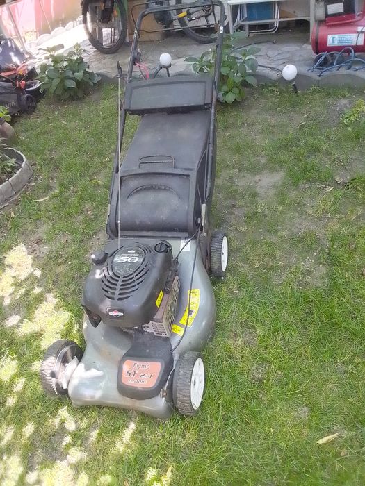 Vând mașina de tuns gazon, iarbă