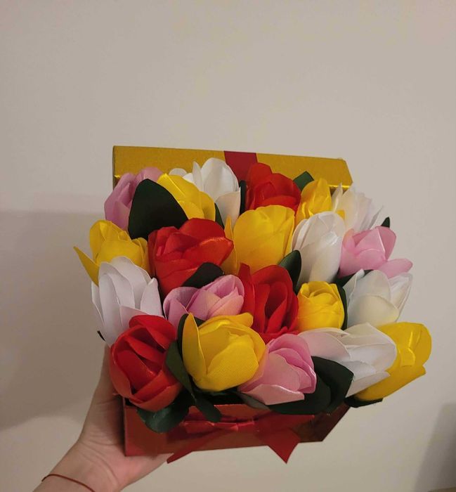 Cutie lalele din satin