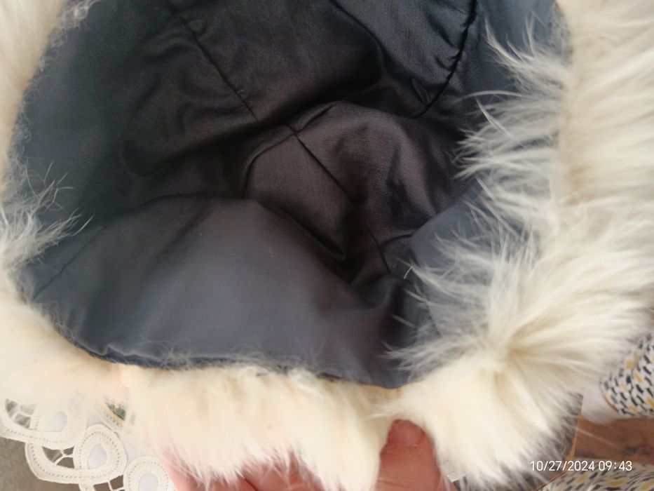 Vând guler și căciulă de blană vulpe polară