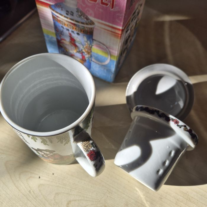 Cană de ceai cu infuzor și capac din porțelan, decorată cu motive tradiționale asiatice