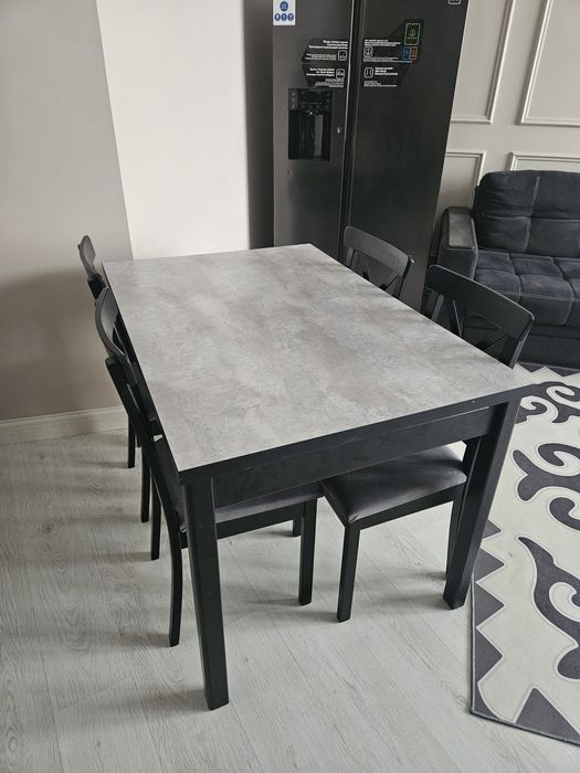 Обеденный стол и стулья