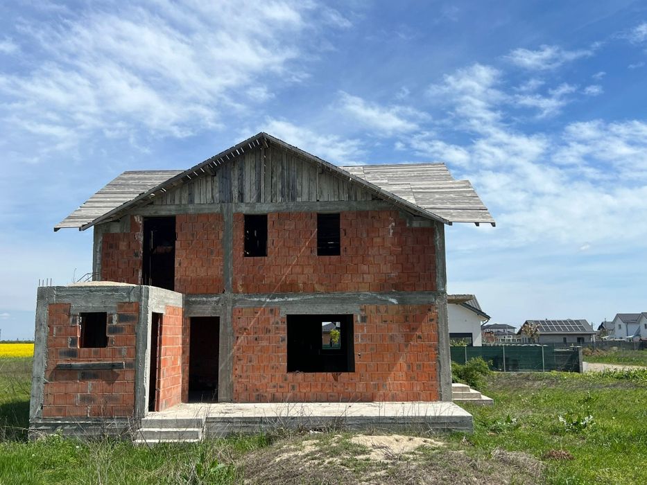 Vând casă roșu la crevedia