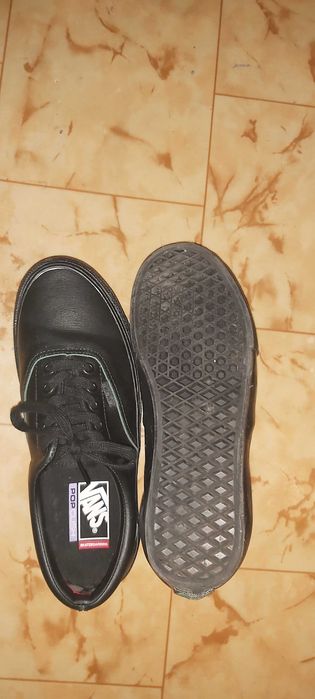 Продавам мъжки кецове Vans Skate Era с POP Cushion подметка. Номер 41, цвят черни. Състояние 9.5 от 10 вървят