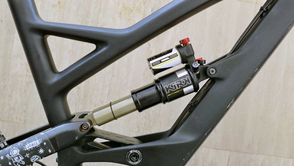 YT Capra CF Pro Race, 27.5 М, BOS Deville 170 ход, 1x 11 SRAM XO1