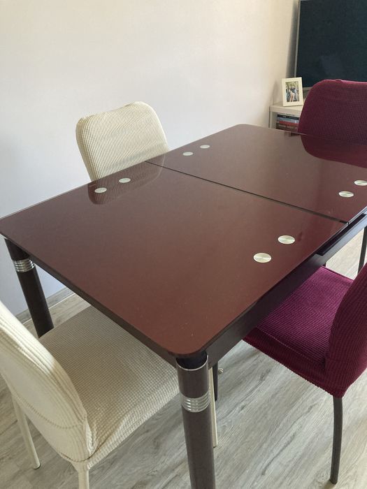 Трапезна маса и столове