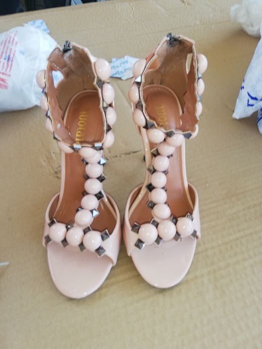 Босоножки на каблуках