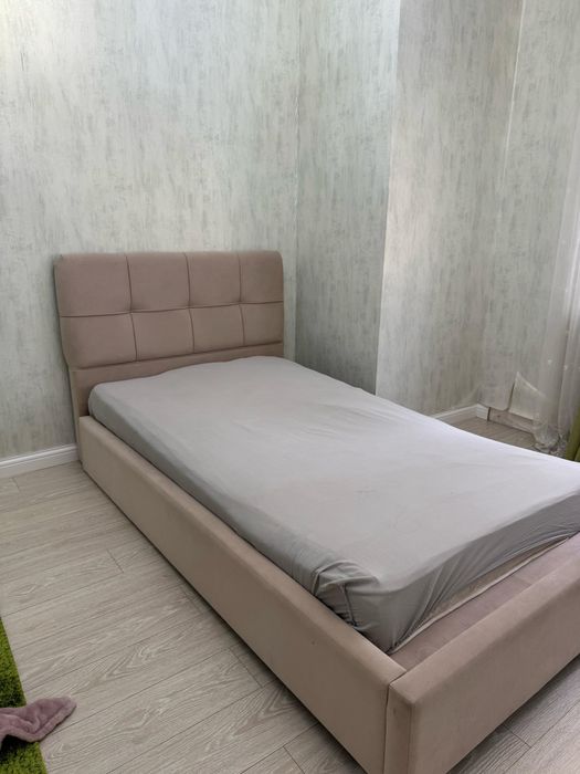 Кровать односпальная б/у