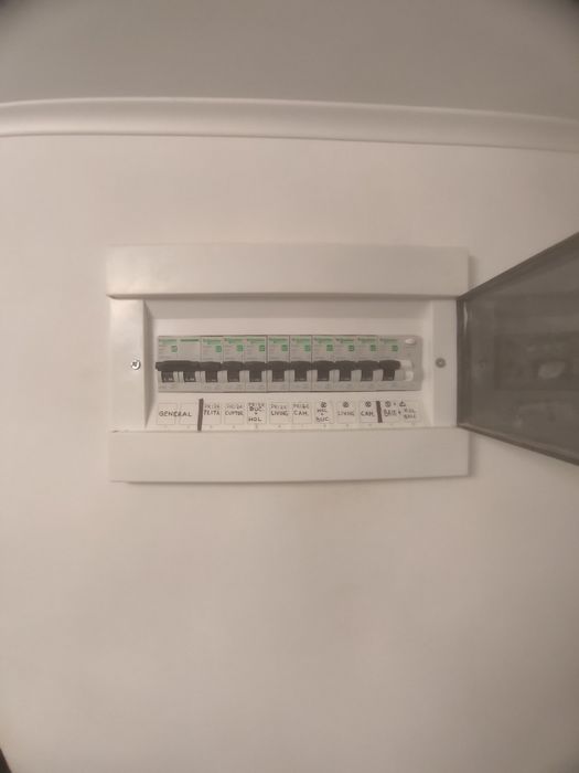 Electrician; Instalator