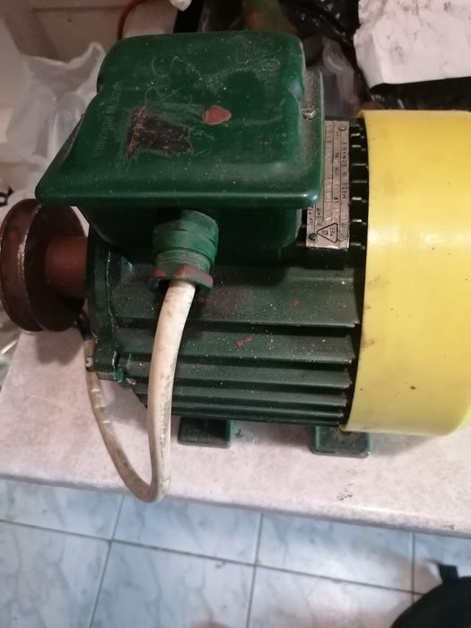 Vând motor electric nou 220 /380v