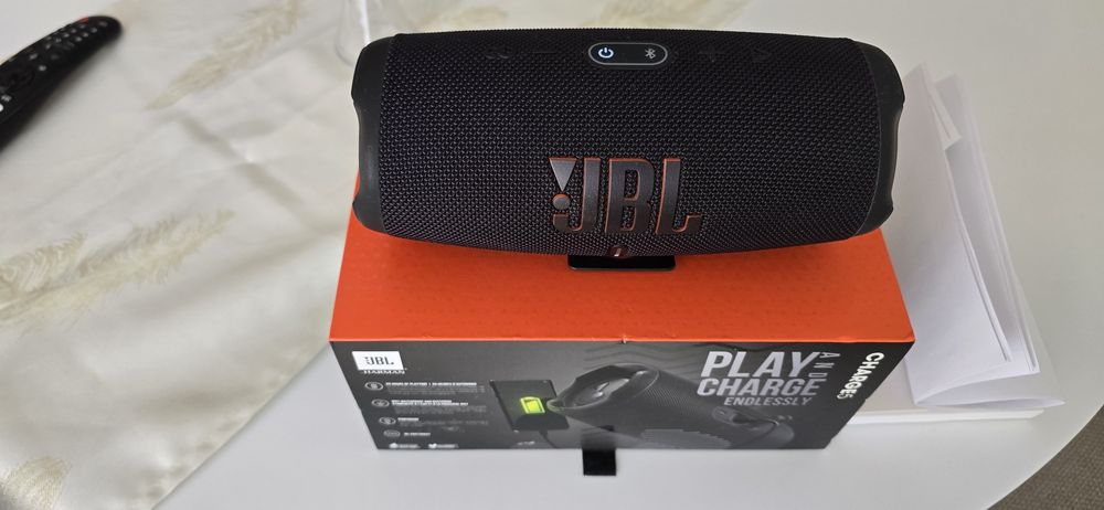 Vând boxa JBL Charge 5