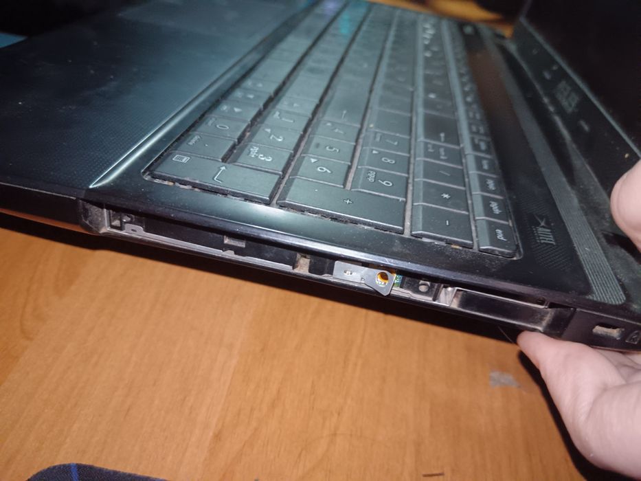 Ноутбук Asus со сломанной матрицей