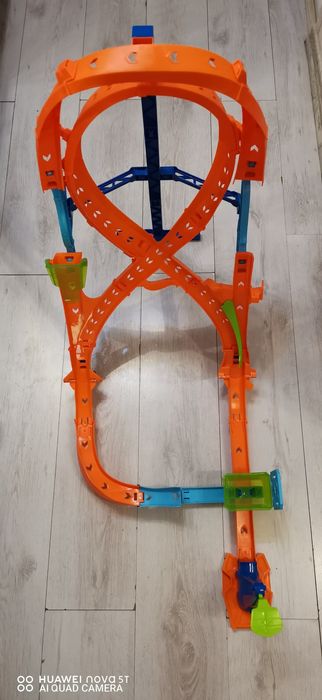 Hot Wheels - Екшън писта осморка

С над 60 см височина комплектът с