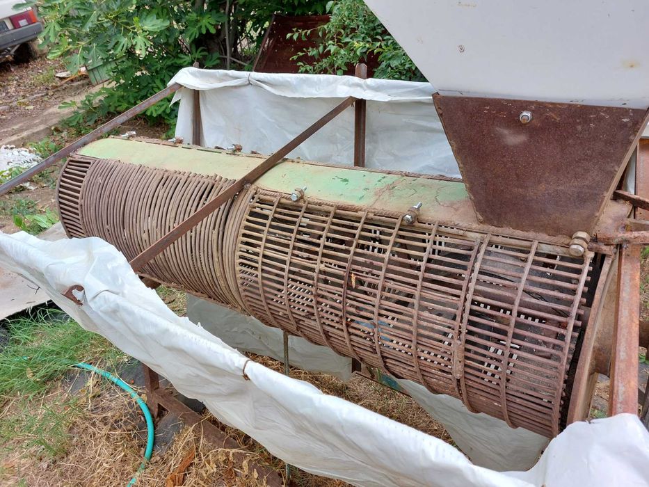 Продава машина за чистене зелена обвивка бадеми и лешници.