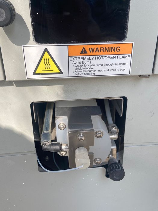 Атомный спектромерт вместе с семплером