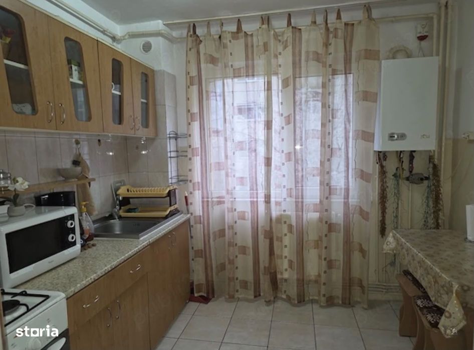 Apartament 2 camere, etaj 1, Exercitiu Pitesti, pret 89000 euro