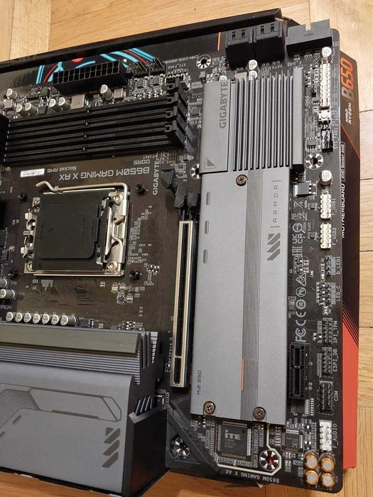AMD Ryzen 7 9800X3D + Gigabyte B650M Gaming X AX Wi-Fi rev.1.3