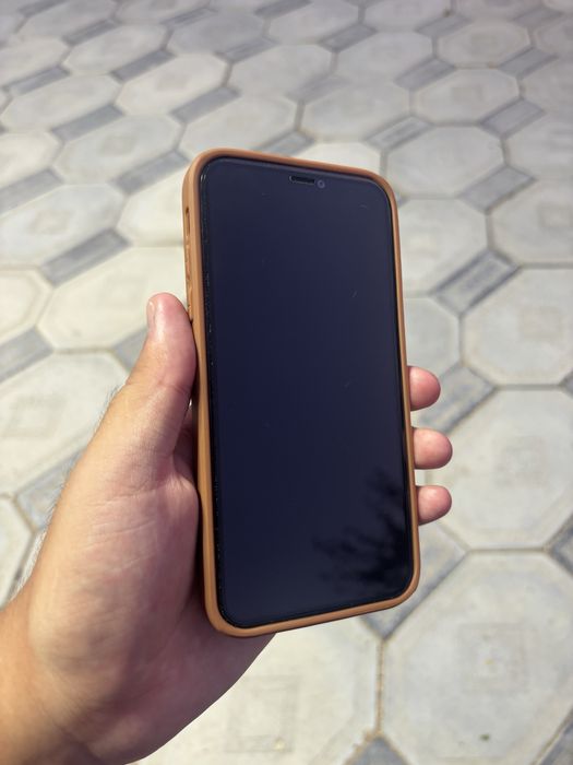 Продам iPhone 11 black