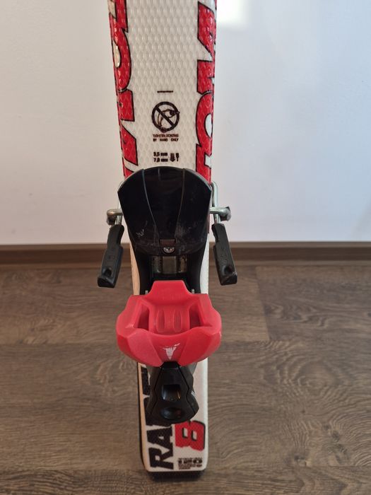 Vând schiuri-clăpari-cască