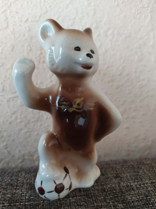 Статуэтка Мишка футболист.