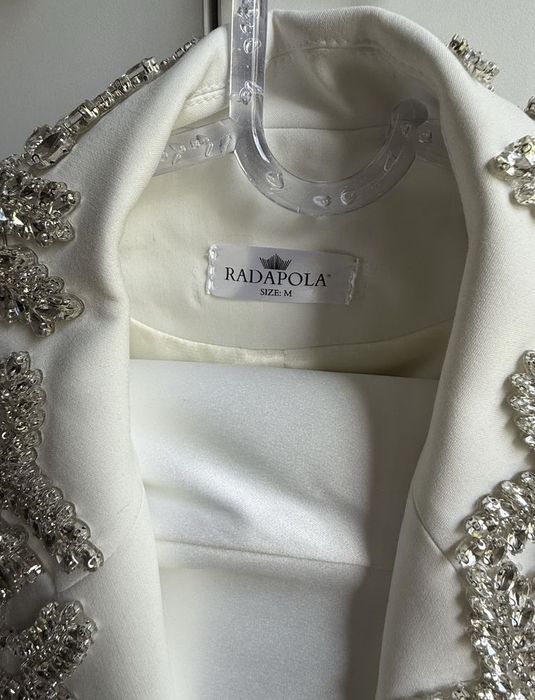 Бял костюм Radapola