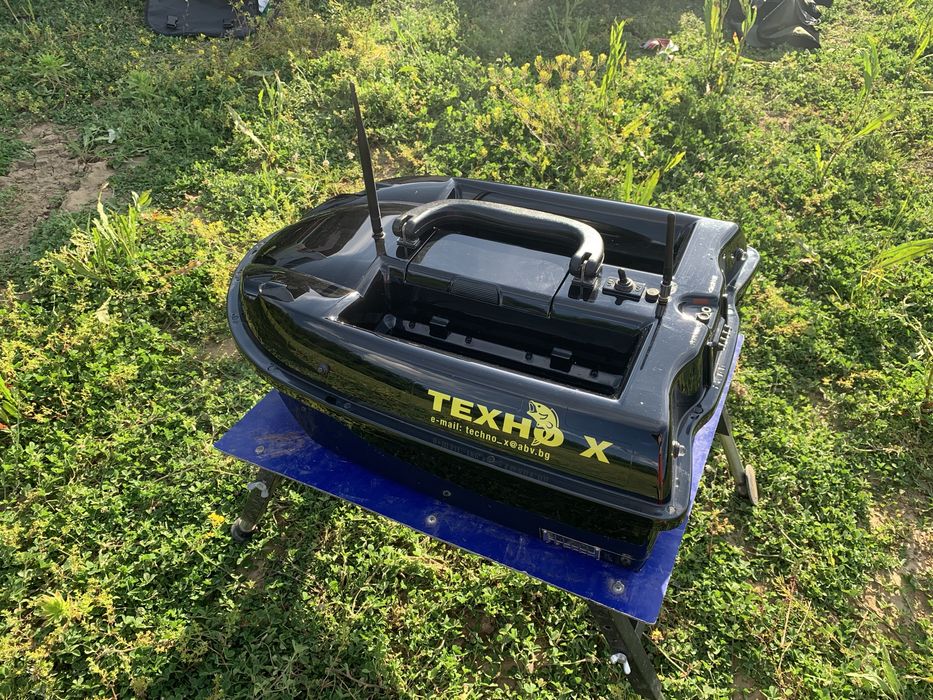 Лодка за захранка Техно-х  с 2 батерии