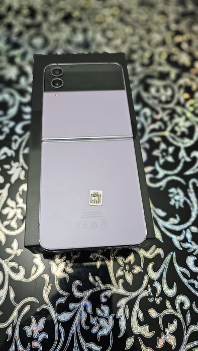 Samsung Galaxy Z Flip 4 – Ca nou! + Cutie originală + 3 huse cadou