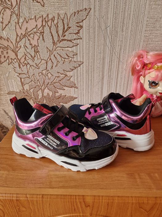 Продам новые кроссовки. Размер 38, по стельки 24.