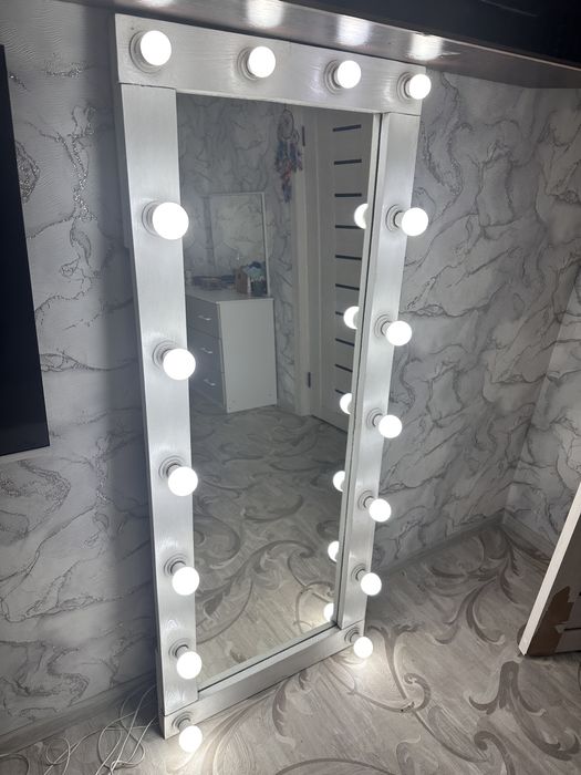 Зеркало  с лампочками