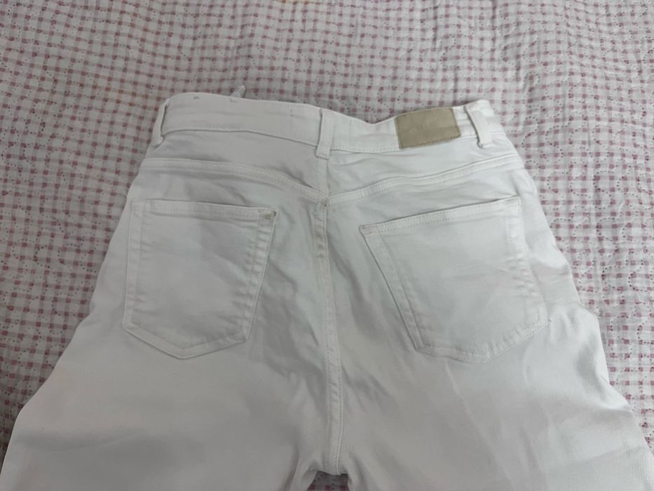 Pull bear белые джинсы Клеш