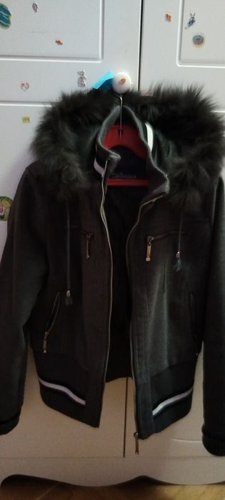 Красиво сиво палтенце