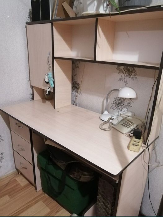 Компьютерный стол в идеальном состоянии!