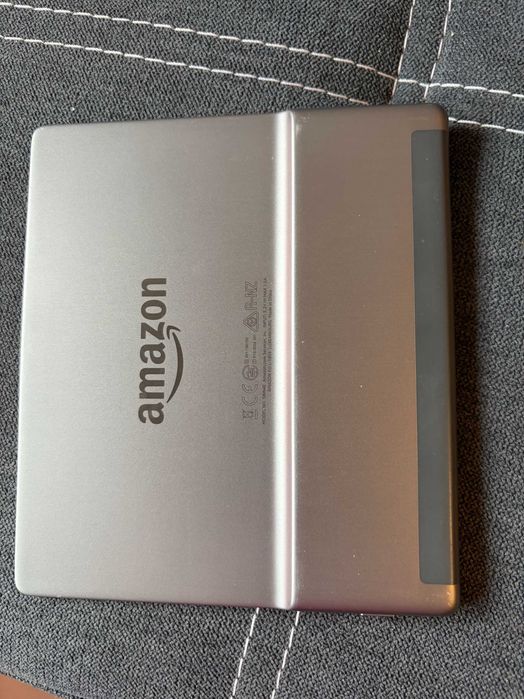 Kindle Oasis | Ecran 7 inchi | Rezistent la apă | Stare excelentă